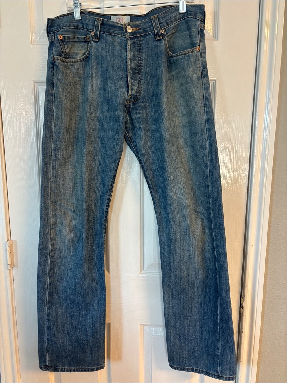 Levi's Men's Straight Leg Jeans in Medium Blue Wash size 34 34